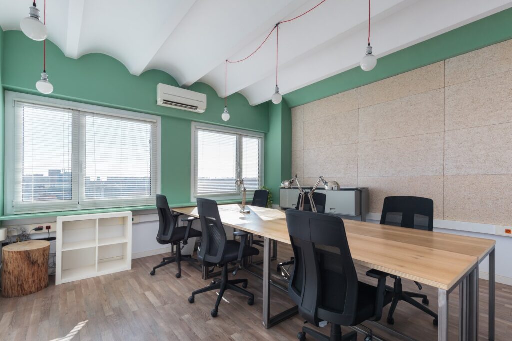 Despacho privado para un equipo pequeño en unas oficinas para startups, mostrando una opción de espacio de trabajo funcional.