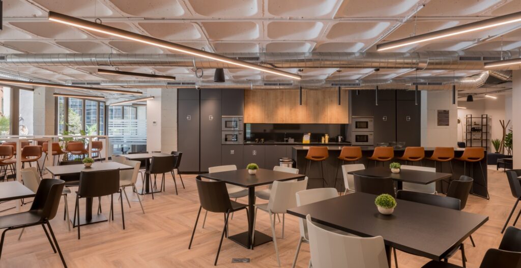 Cocina y comedor de una oficina moderna, ejemplo de los gastos de reforma y adaptación en un cambio de oficina.