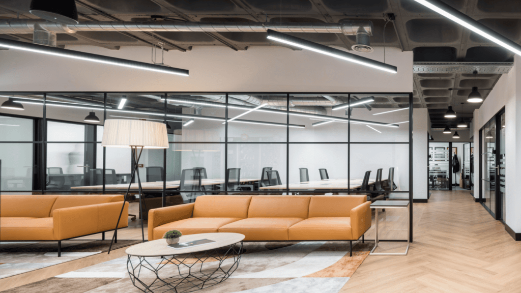 Zona de recepción y descanso en una oficina moderna, ejemplo de una planificación de mudanza de oficina exitosa que impulsa el crecimiento y la imagen de marca.