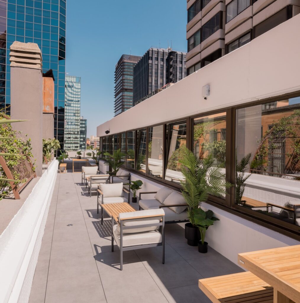 Terraza exterior de una oficina flexible, un extra de alto valor que evita los grandes gastos de una reforma tradicional en un cambio de oficina.