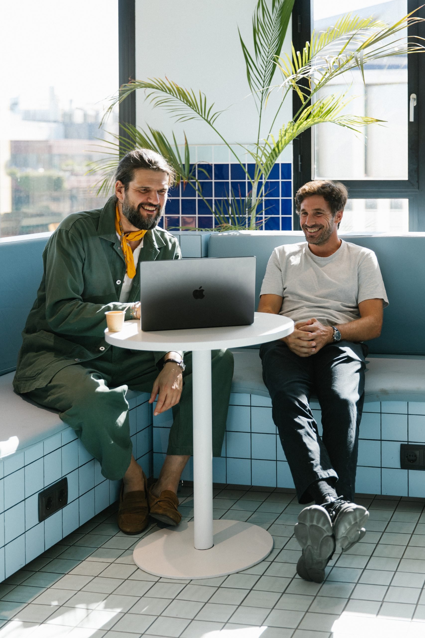 Un experto de Sit&Plug durante el briefing estratégico de 30 minutos para crear una propuesta personalizada de oficinas para startups.