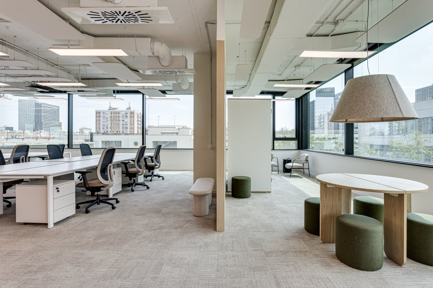 Espacio de trabajo diáfano y moderno en una nueva oficina para startup, resultado de una mudanza de oficina bien planificada.