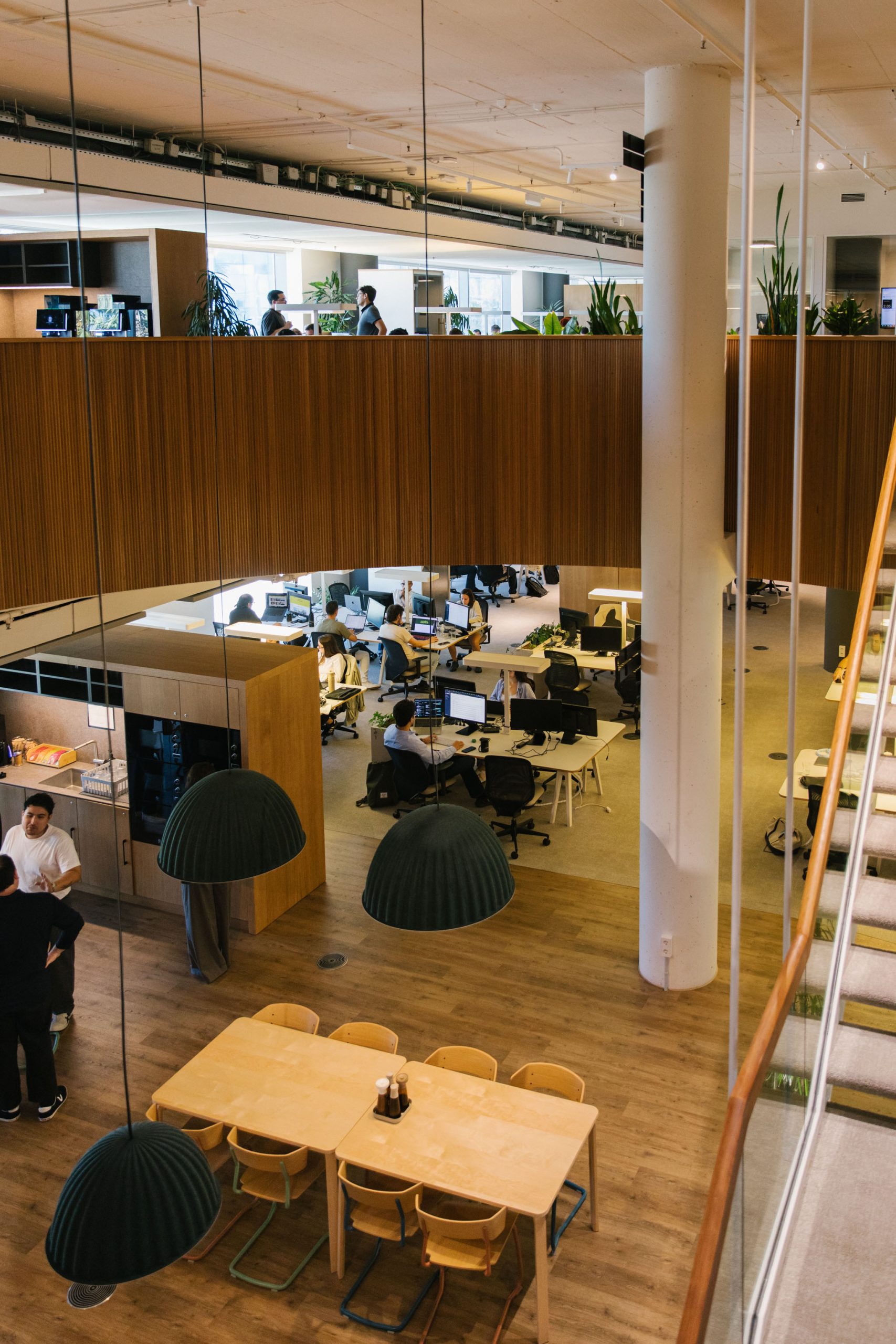 Vista general de un espacio de coworking moderno y lleno de gente, ilustrando el contexto para el salto de una startup a una oficina flexible.