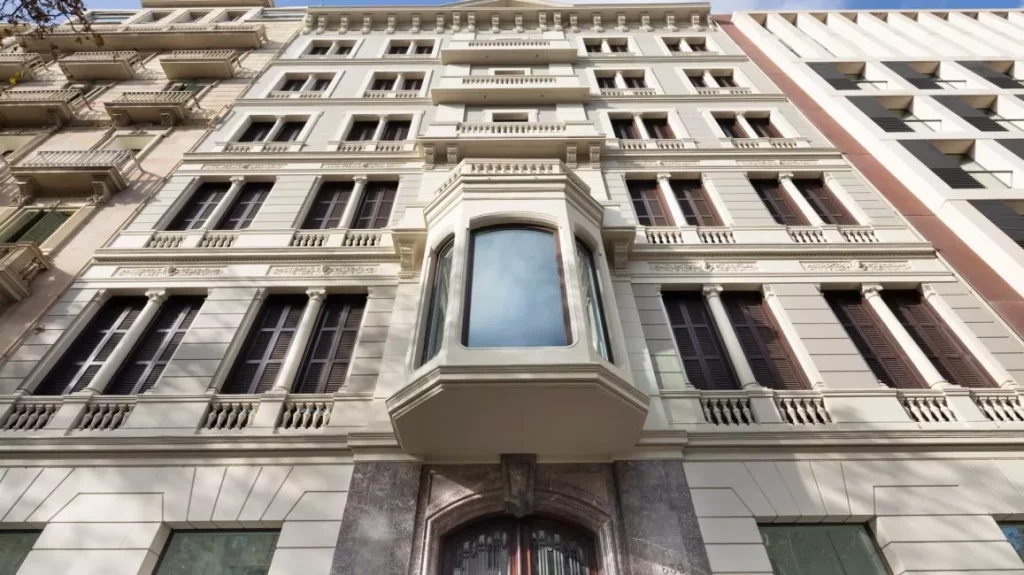 Imponente fachada de finca regia renovada de Networkia Gran Vía, combinando arquitectura clásica con servicios de oficina eficientes.