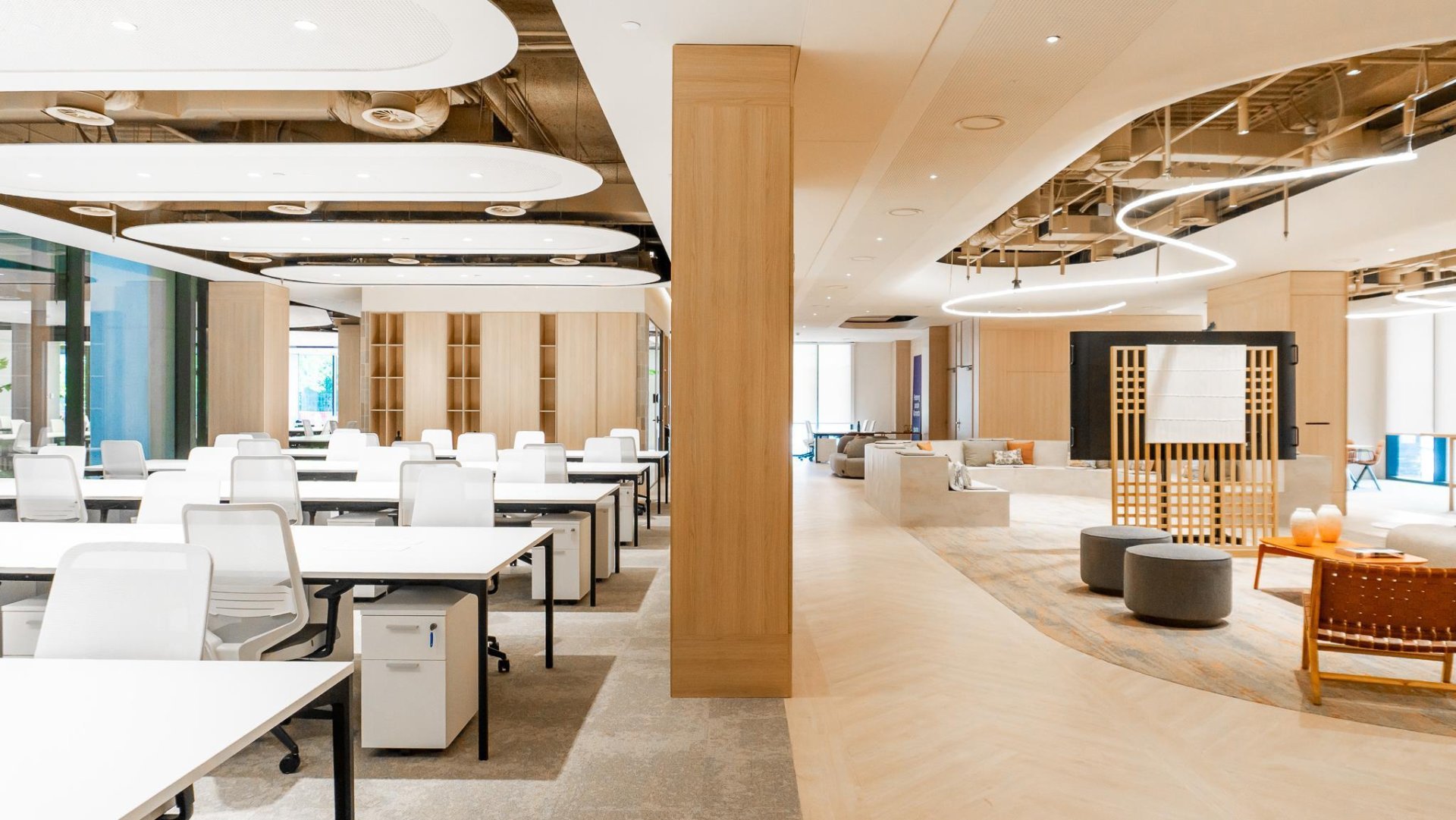 Oficina premium diseñada como un activo estratégico, mostrando cómo calcular el ROI del espacio de trabajo y el lounge.