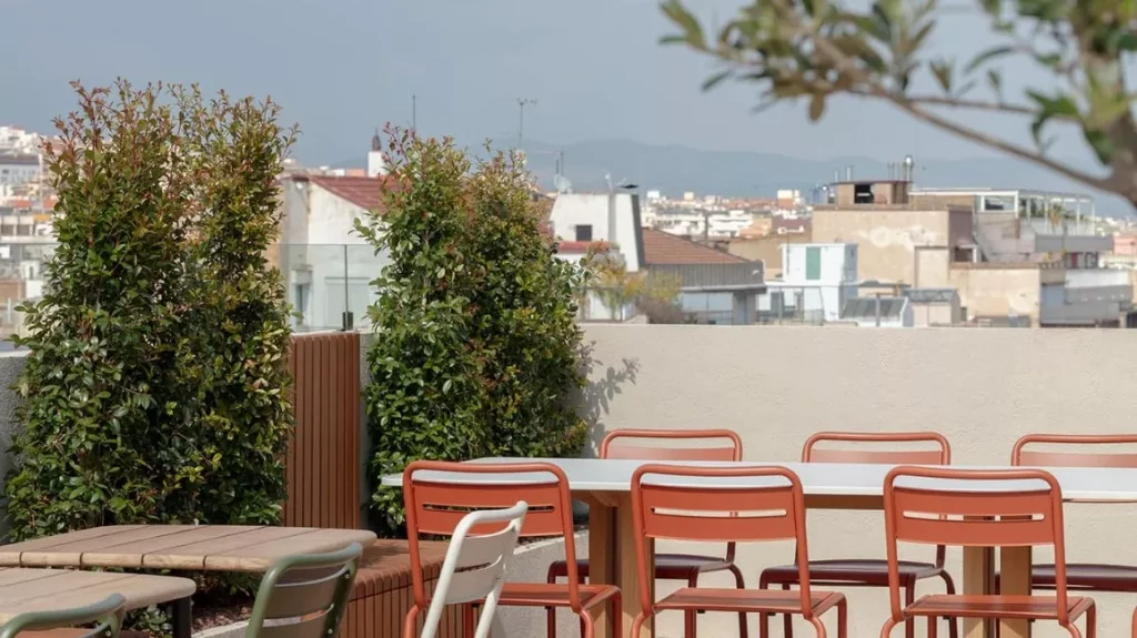 Terraza exterior equipada en las oficinas de NN Pau Claris, un espacio flexible con el respaldo de Núñez i Navarro en el centro de Barcelona.