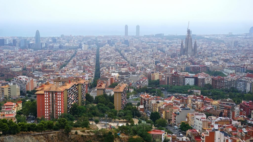 Vista panorámica de Barcelona destacando la densidad urbana del Eixample y su ubicación céntrica, ilustrando la conectividad total y la oferta de estilo de vida clave para la retención de talento en startups.